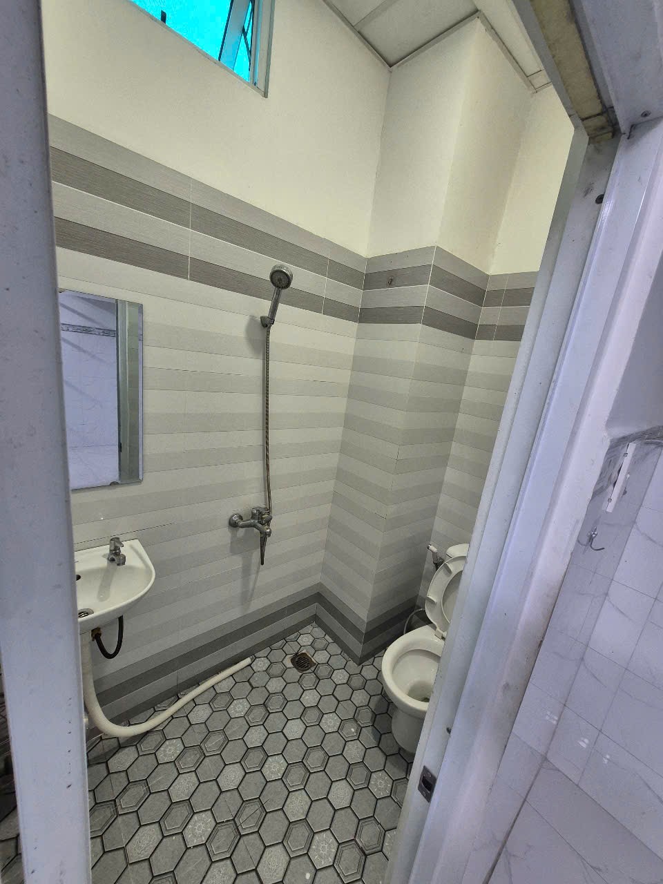 Cho thuê phòng trọ khu vực Bảy Hiền, gác lửng thoáng mát-3